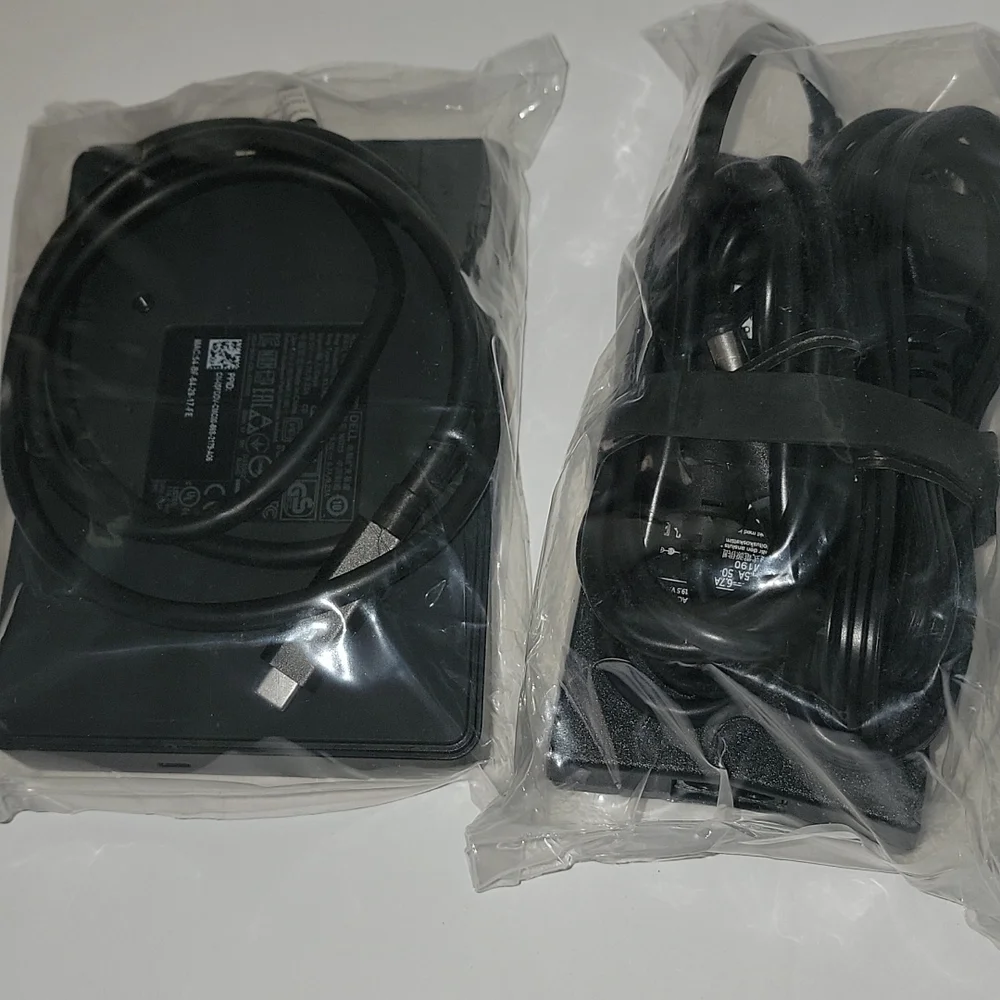 𝅺DELL 15WD Monitor Dock 4K +130 W adapter NIB